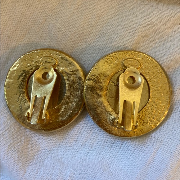 Kenneth Jay Lane KJL‎ Round Hammered Vintage Clip on Earrings - Picture 8 of 8